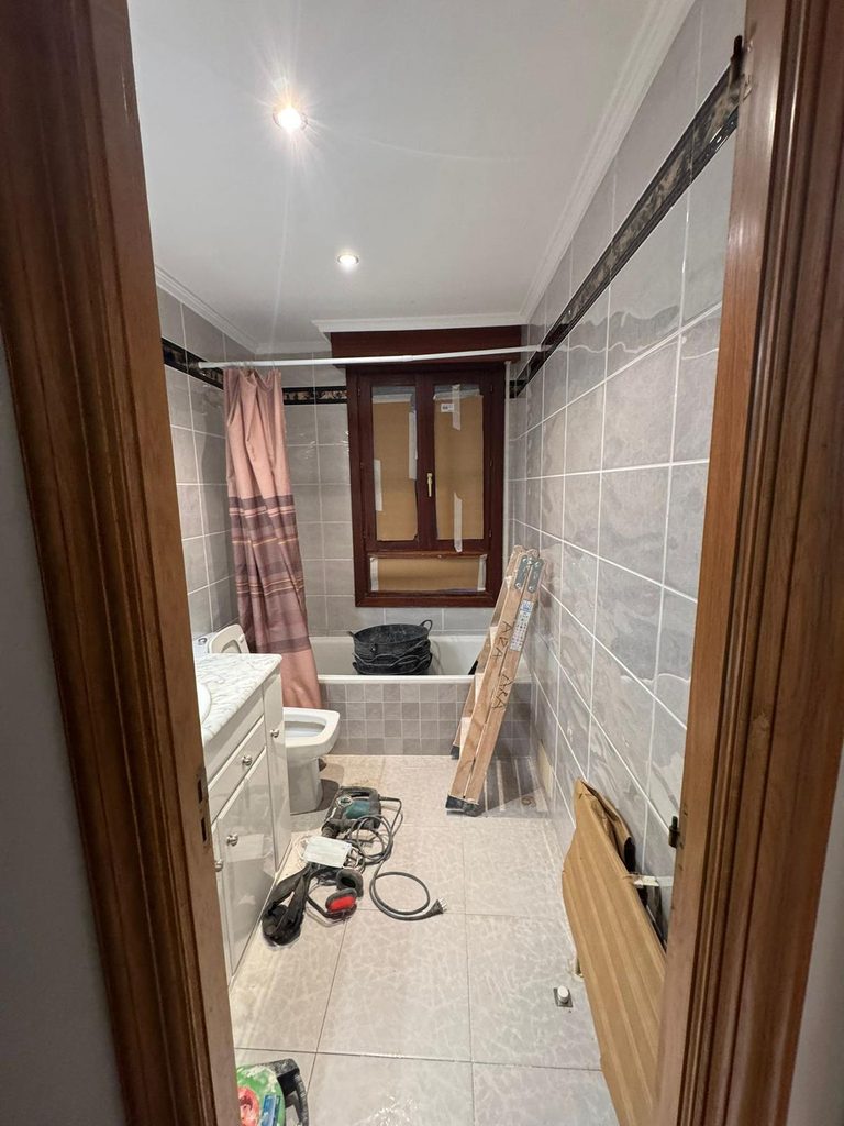 reforma de baño con suelo hidráulico realizada en Vitoria por Ara Reformas