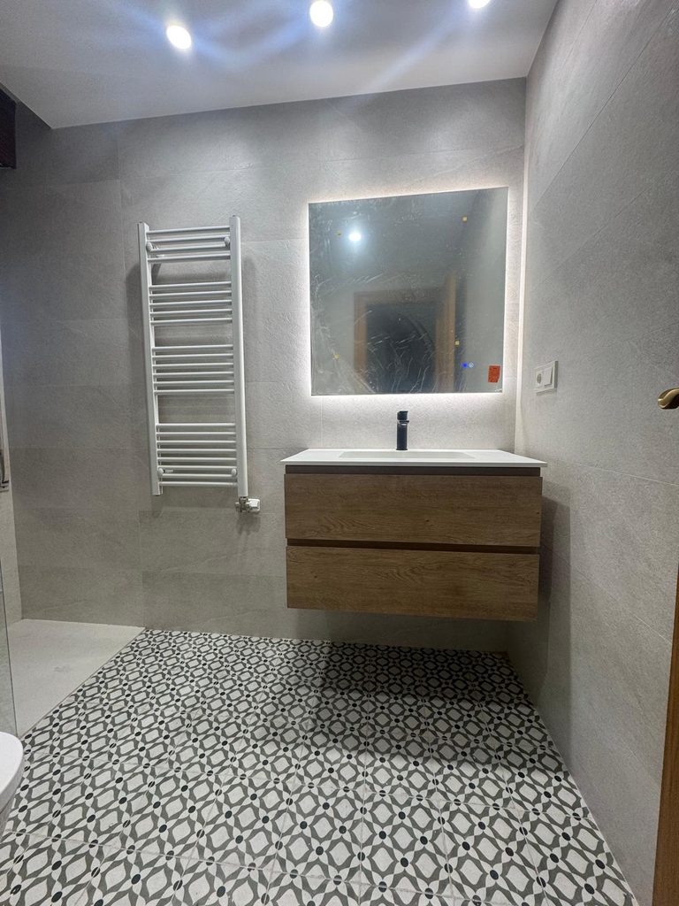 reforma de baño con suelo hidráulico realizada en Vitoria por Ara Reformas
