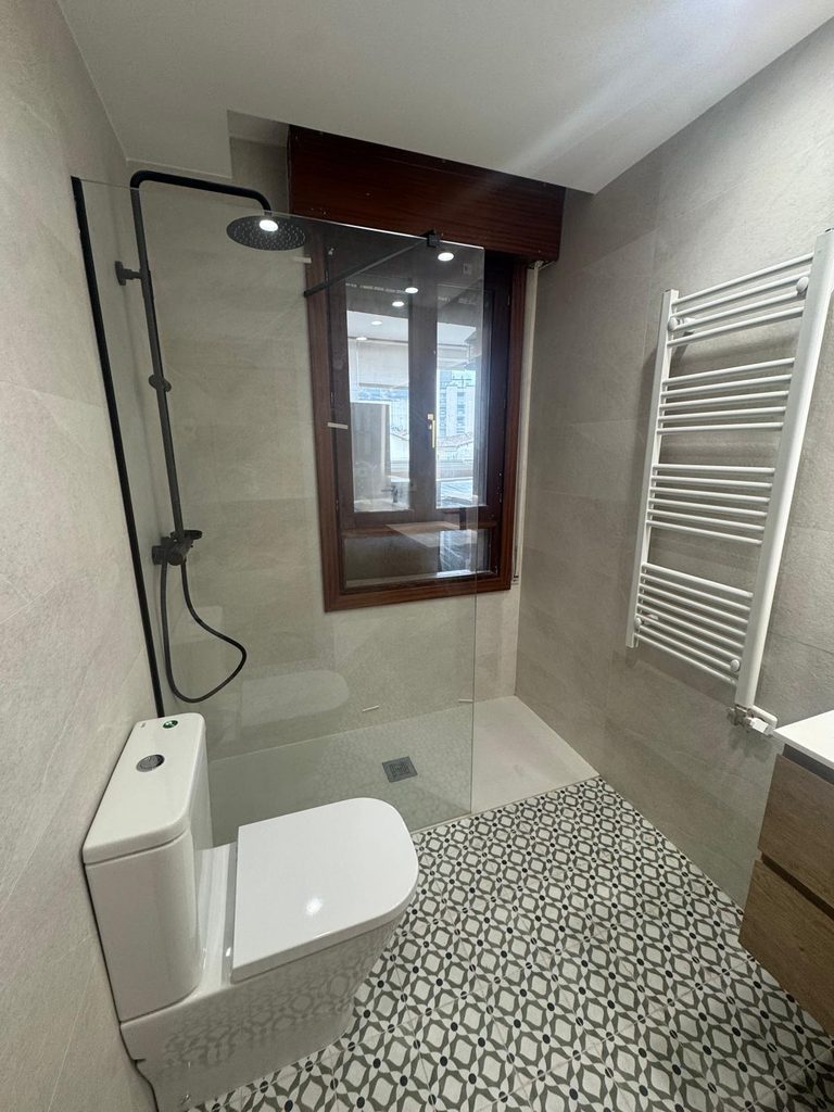reforma de baño con suelo hidráulico realizada en Vitoria por Ara Reformas
