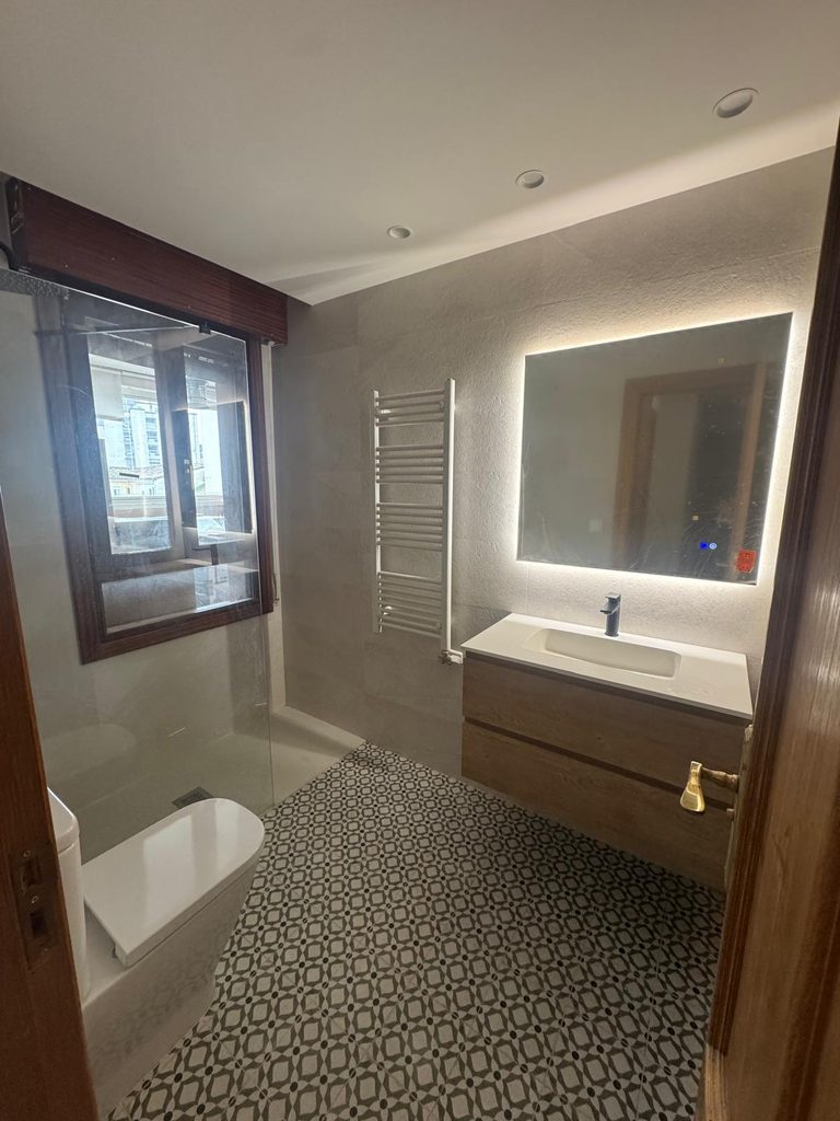 reforma de baño con suelo hidráulico realizada en Vitoria por Ara Reformas
